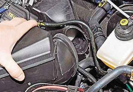 Extracción del elemento del filtro de aire y la carcasa Renault Duster
