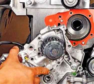 Replacing the Renault Duster coolant pump
