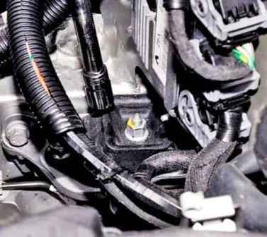 Replacing the Renault Duster power plant mounts