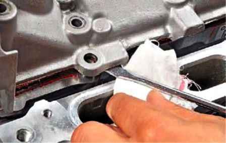 Removing the Renault Duster engine cylinder head cover