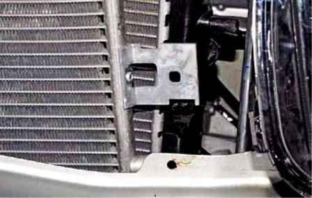 Renault Duster салқындату жүйесінің радиаторын алу және орнату