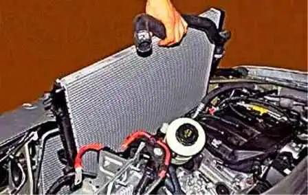 Снятие и установка радиатора системы охлаждения Renault Duster