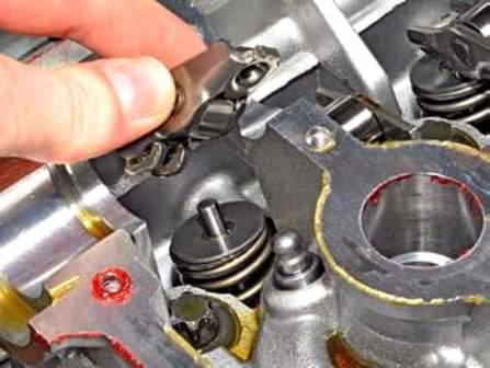Removing camshafts and hydraulic bearings for Renault Duster valves