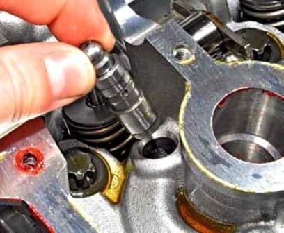 Removing camshafts and hydraulic bearings for Renault Duster valves