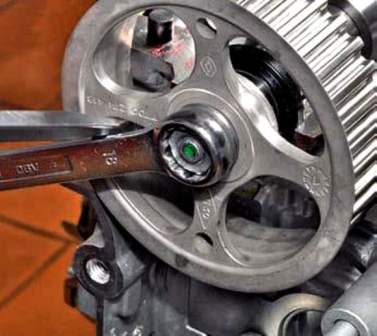 Removing camshafts and valve hydraulic bearings Renault Duster