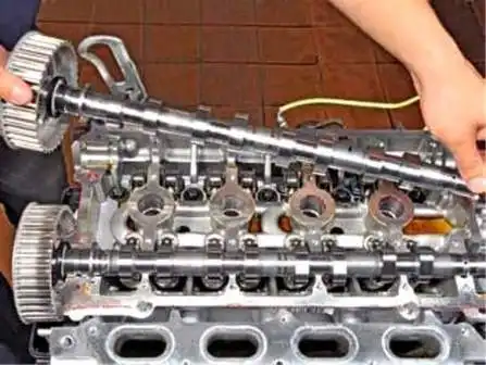 Removing camshafts and hydraulic bearings for Renault Duster valves