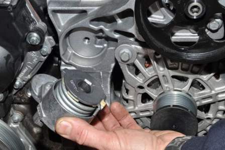 Перевірка та заміна ременя допоміжних агрегатів Renault Duster