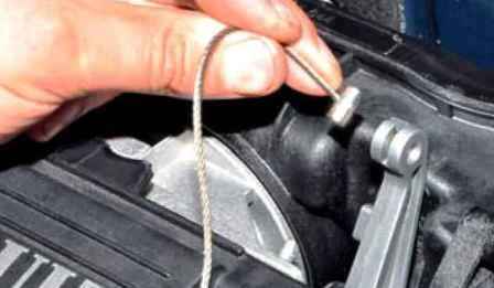 Removing the pedal and throttle cable Renault Duster