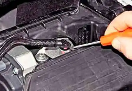 Renault Duster дроссель жинағын қалай алып тастауға болады