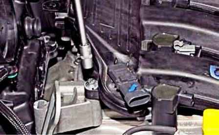 Extracción e instalación del receptor del motor Renault Duster