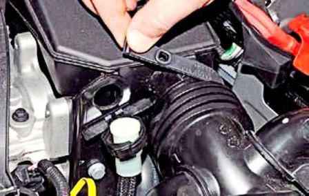 Removal and installation of air intake and resonator Renault Duster