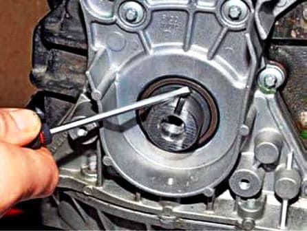 Replacing crankshaft oil seals Renault Duster