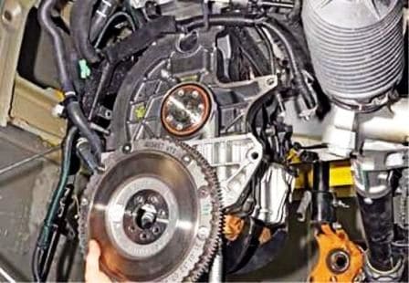 Replacing crankshaft oil seals Renault Duster