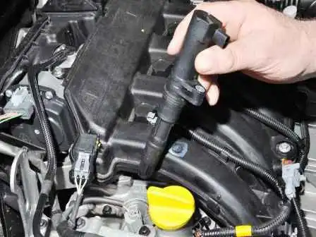 Замена катушек и свечей зажигания Renault Duster