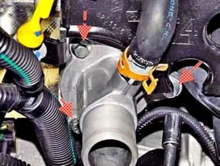 Extracción del termostato y carcasa del termostato Renault Duster