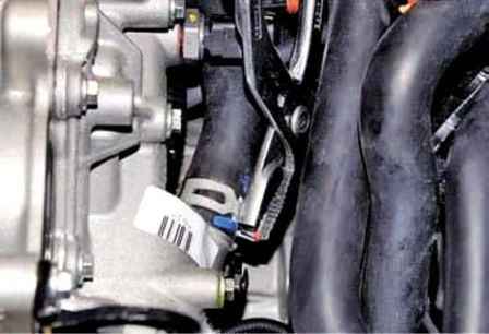 Extracción del termostato y carcasa del termostato Renault Duster