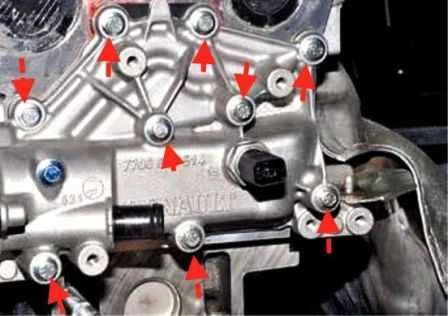 Extracción del termostato y carcasa del termostato Renault Duster