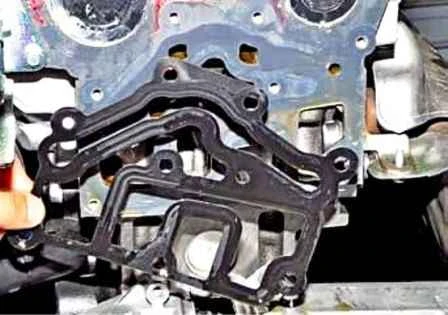 Extracción del termostato y carcasa del termostato Renault Duster