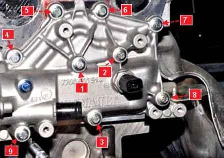 Extracción del termostato y carcasa del termostato Renault Duster