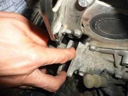 Extracción del termostato y carcasa del termostato Renault Duster