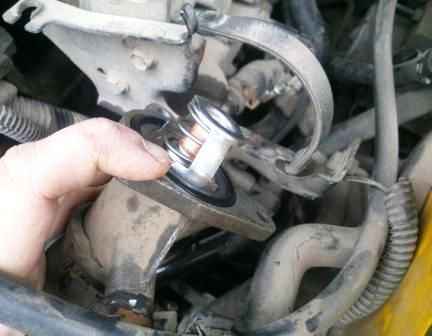 Removing thermostat and thermostat housing Renault Duster