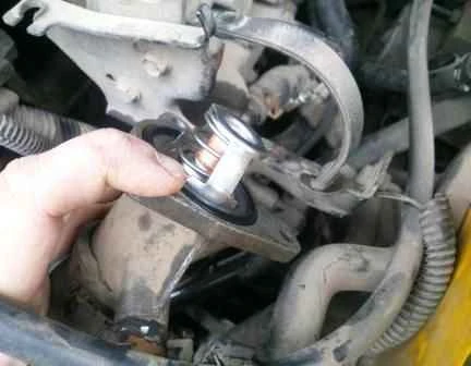 Extracción del termostato y carcasa del termostato Renault Duster