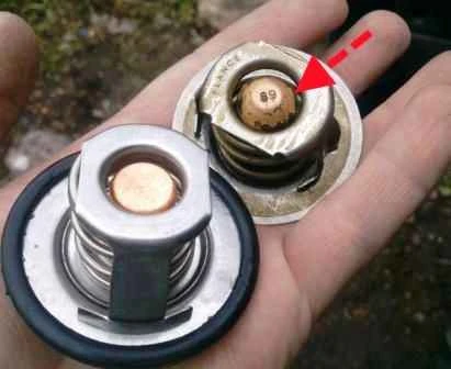 Extracción del termostato y carcasa del termostato Renault Duster