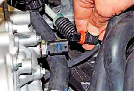 Extracción del termostato y carcasa del termostato Renault Duster
