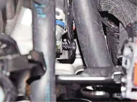 Extracción del termostato y carcasa del termostato Renault Duster