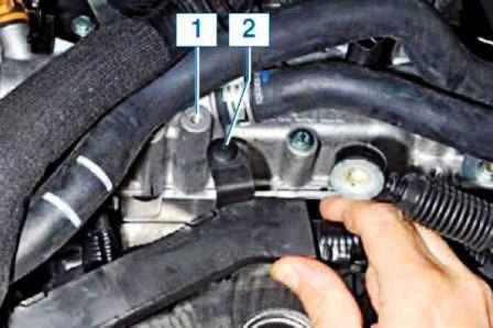 Extracción del termostato y carcasa del termostato Renault Duster