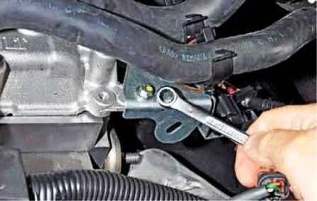 Extracción del termostato y carcasa del termostato Renault Duster