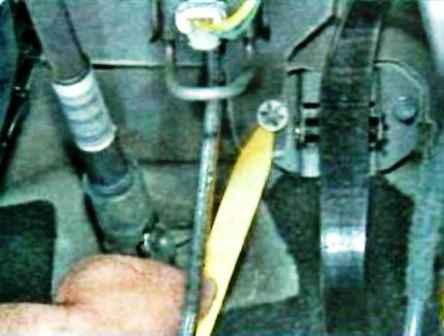 Removing the pedal and throttle cable Renault Duster