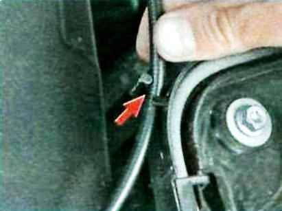 Removing the pedal and throttle cable Renault Duster