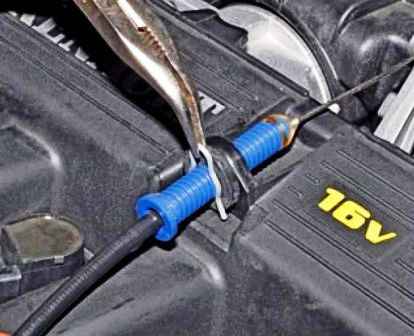 Extracción del cable del pedal y del acelerador Renault Duster
