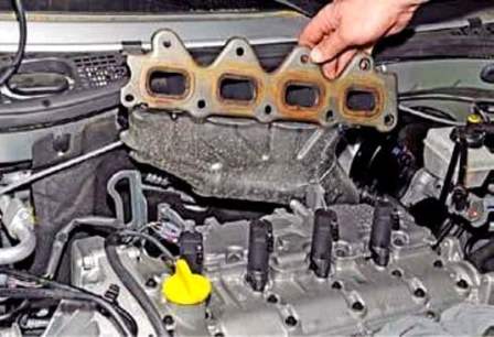 Extracción de elementos del sistema de escape Renault Duster