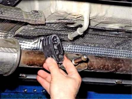 Removing the elements of the Renault Duster exhaust system