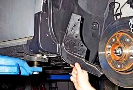 Снятие защиты двигателя, подкрылков и брызговиков Рено Дастер