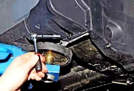 Desmontar protección motor, guardabarros y guardabarros Renault Duster