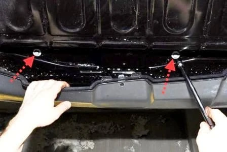 Снятие защиты двигателя, подкрылков и брызговиков Рено Дастер