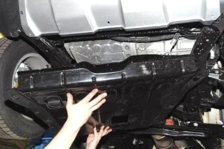 Снятие защиты двигателя, подкрылков и брызговиков Рено Дастер
