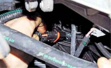 Снятие вентилятора радиатора охлаждения двигателя Рено Дастер