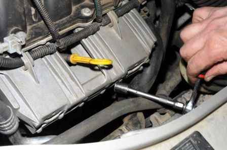 Removing the Renault Duster engine cooling fan
