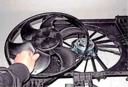 Зняття вентилятора радіатора охолодження двигуна Рено Дастер