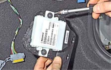 Removing the electronic blocks of a Renault Duster car