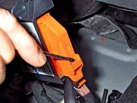 Removing the electronic blocks of a Renault Duster car