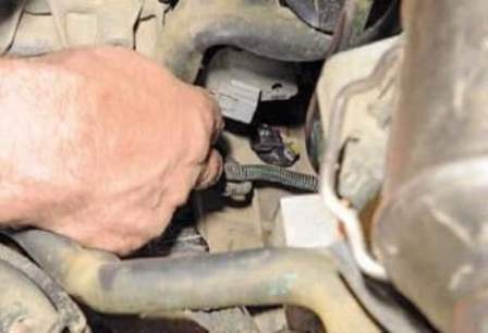 Removing ECU and ECM sensors from Renault Duster