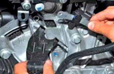 Removing ECU and ECM from Renault Duster
