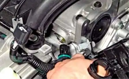 Removing ECU and ECM from Renault Duster
