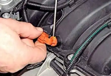 Removing the ECU and sensors of a Renault Duster ECU