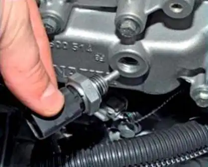 Removing ECU and ECM from Renault Duster